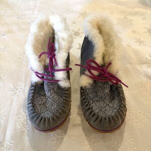 NWOT Sorel Out N' About Lined Moc Slippers House Shoes Gray Faux Fur Sz 7.5
